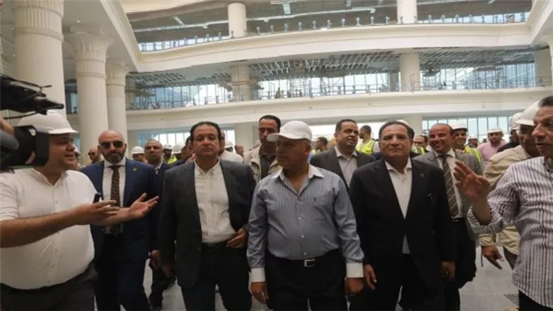 وزير النقل ووفد برلماني في محطة سكك حديد صعيد مصر لمتابعة جاهزيتها للافتتاح (صور)