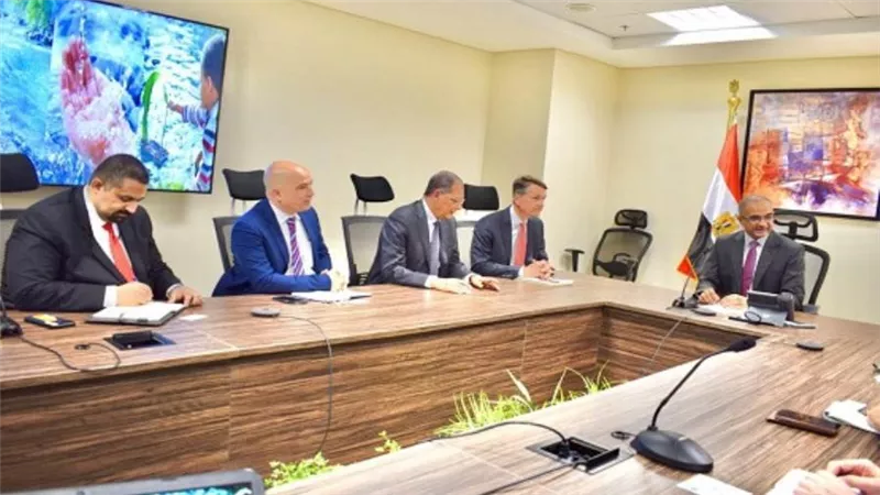 نائب وزير الإسكان يلتقى أحد التحالفات العالمية المتخصصة في تنفيذ وتمويل مشروعات مياه الشرب والصرف (صور)