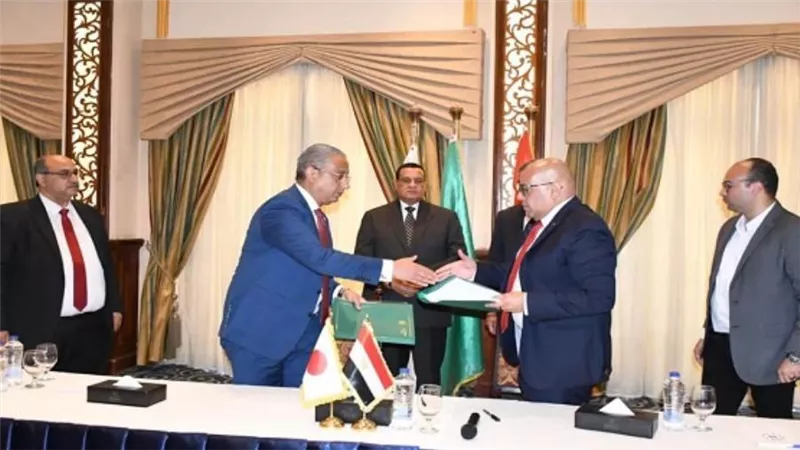 وزير التنمية المحلية يوقّع عقود إنشاء مصنع أجنبي في أول منطقة استثمارية بالفيوم (صور)