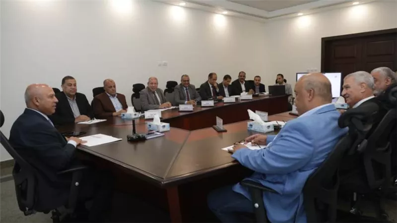 وزير النقل يعقد اجتماعا مع  رؤساء  الشركات المصنعة للفلنكات الخرسانية والمصنعة للحديد والكابلات