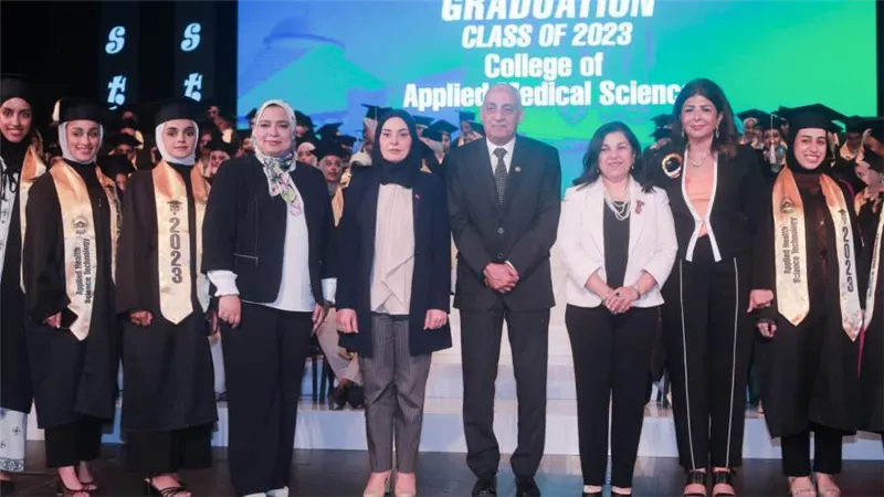 بالصور| جامعة مصر للعلوم والتكنولوجيا تحتفل بتخرج دفعة جديدة من كلية 