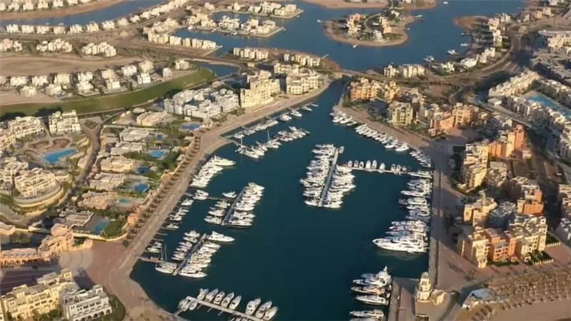 منح السائحين الأجانب الوافدين لجمهورية مصر العربية على متن اليخوت السياحية الأجنبية إقامة سياحية لمدة 3 شهور بدلاً من شهر
