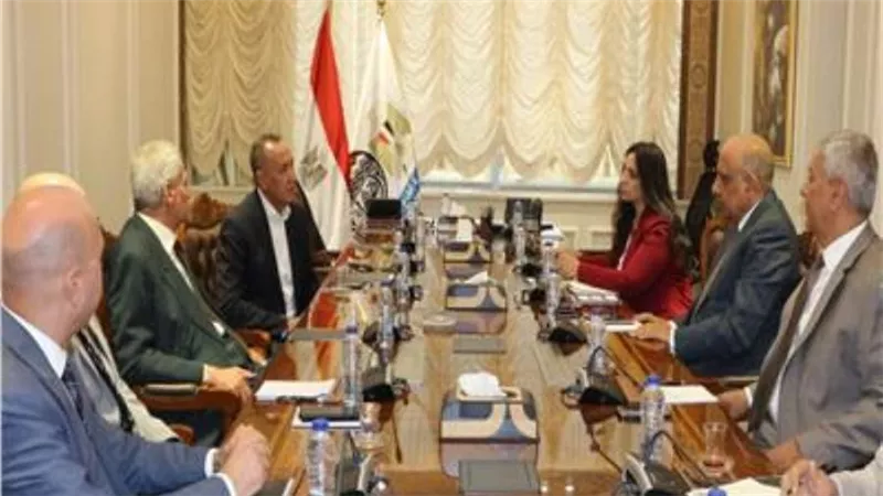 وزير قطاع الأعمال العام يبحث مع رئيس هيئة الشراء الموحد إنشاء أول مصنع لأكياس الدم في مصر