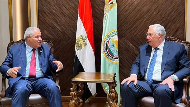 وزير الزراعة يبحث مع مسئولي 