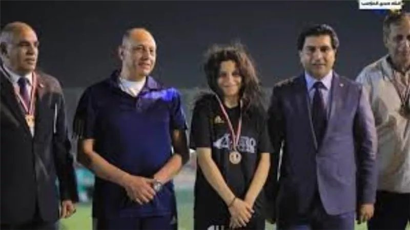 وزير الطيران المدني ورئيس اتحاد الميني فوتبول يتوجان إيروسبورت بدرع الدوري للسيدات