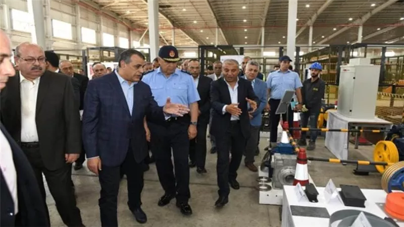 وزير الدولة للإنتاج الحربي وقائد القيادة الإستراتيجية يتفقدان مصنع إنتاج المصاعد الكهربائية (صور)