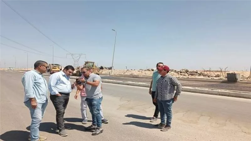 رئيس جهاز العبور يتفقد أعمال تطوير الطرق بالمنطقة الصناعية والأحياء السكنية بالمدينة (صور)