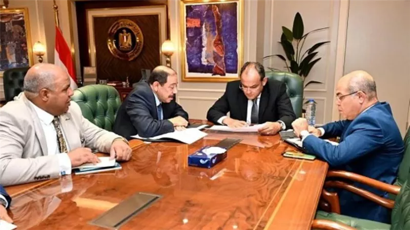 وزير التجارة والصناعة يستعرض تطورات مشروع تنمية منطقة المثلث الذهبي بالصحراء الشرقية (صور)