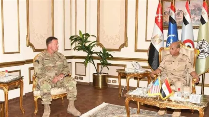 رئيس الأركان يلتقى قائد القيادة المركزية الأمريكية لبحث التعاون المشترك