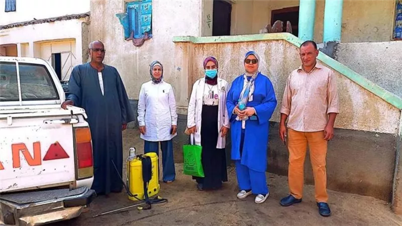 فرق الصحة تواصل عملها في نجع سندل بقنا لمواجهة المرض الغامض