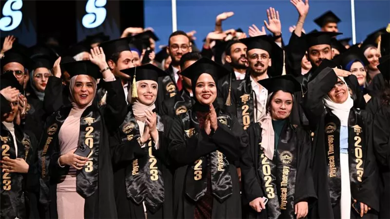 بالصور| جامعة مصر للعلوم والتكنولوجيا تنظم حفلاً مبهرا لتخريج دفعة جديدة من كلية 