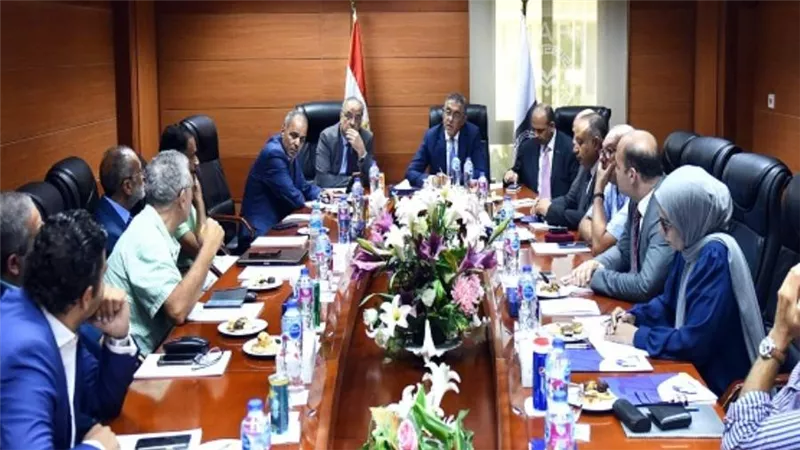 الرئيس التنفيذي للهيئة العامة للاستثمار والمناطق الحرة يبحث خطط تطوير المنطقة الحرة بالإسكندرية (صور)
