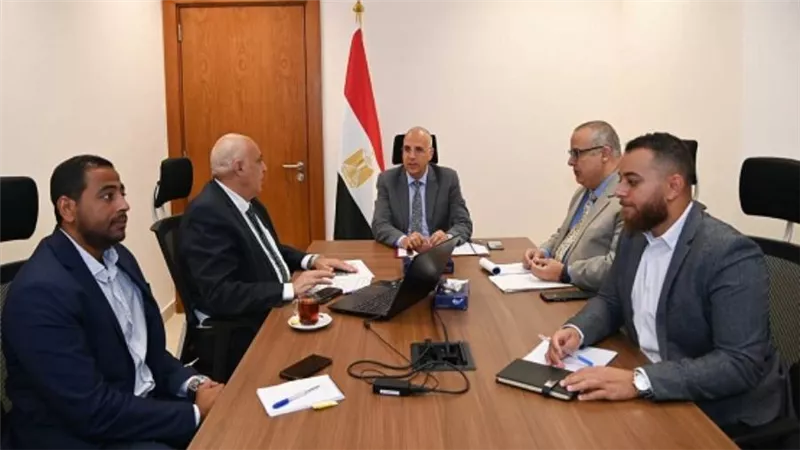 وزير الري: مراجعة ماكينات تنظيف شبك الأعشاب الواقعة أمام محطات الرفع والتأكد من فاعليتها (صور)