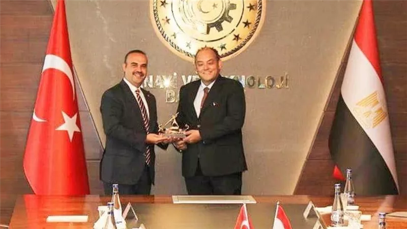 وزير التجارة والصناعة يبحث مع وزير الصناعة والتكنولوجيا التركي فرص تعزيز التعاون الصناعي المشترك (صور)