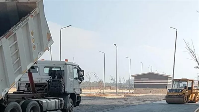 مواصلة أعمال تنفيذ وتطوير الطرق بالمناطق المختلفة بمدينة الشيخ زايد (صور)