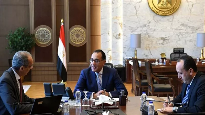 رئيس الوزراء يتابع مع وزير الاتصالات عددا من مشروعات وملفات عمل الوزارة (صور)