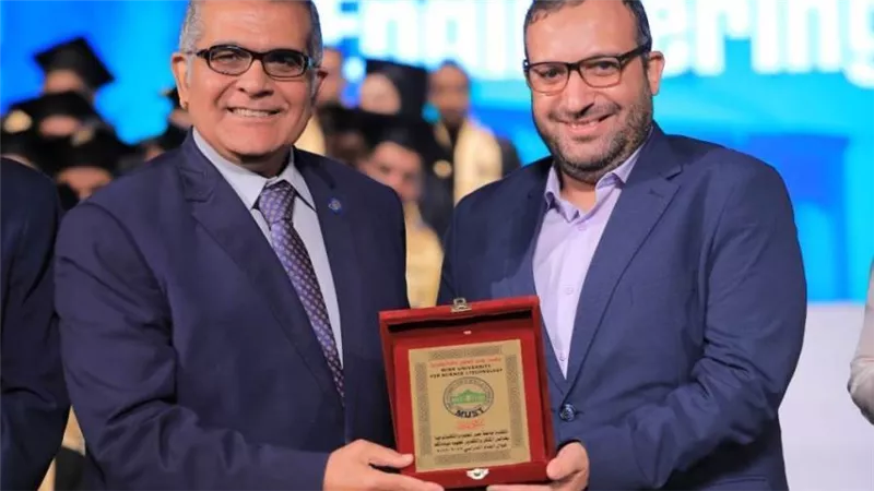 بالصور| جامعة مصر للعلوم والتكنولوجيا تنظم حفلاً مبهرا لتخريج دفعة جديدة من كلية 