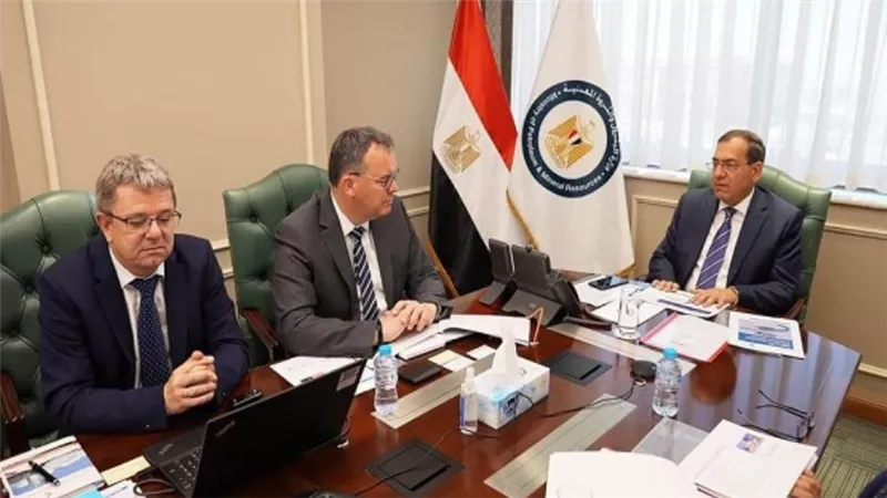 وزير البترول يبحث مع رئيس شركة 