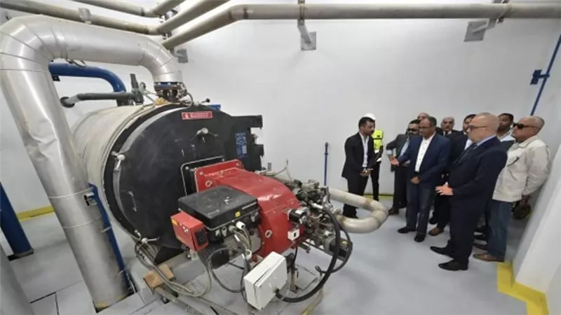 وزير الإسكان يتفقد محطة معالجة الصرف الصحي 