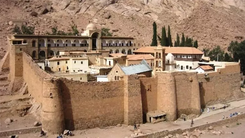 وزير السياحة والآثار يبحث آخر مستجدات أعمال فريق عمل الوزارة في مشروع تطوير موقع التجلي الأعظم فوق أرض السلام بمدينة سانت كاترين