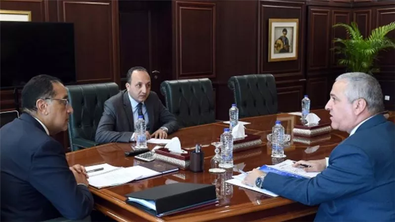 رئيس الوزراء يستعرض مع رئيس الهيئة الوطنية للصحافة عددا من أنشطة الهيئة (صور)
