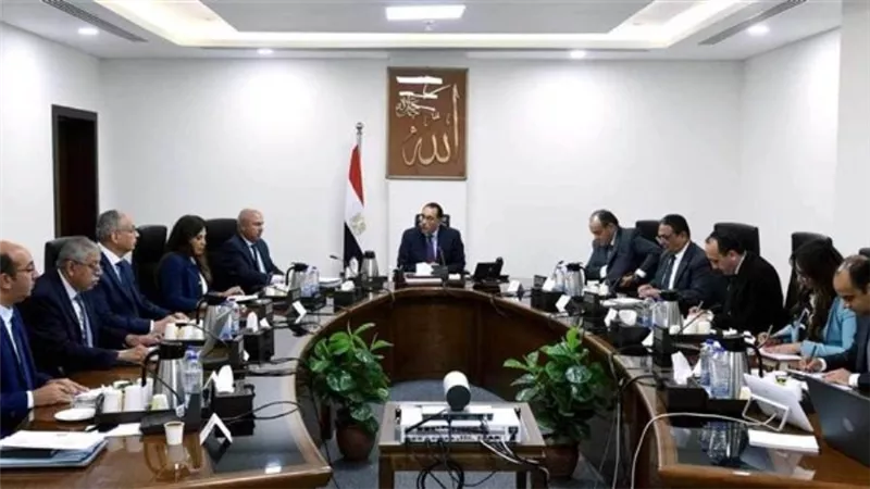 رئيس الوزراء يستعرض إجراءات تعظيم تجارة الترانزيت وإعادة التصدير