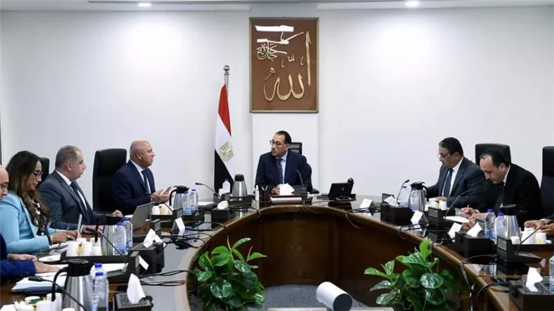 رئيس الوزراء يستعرض خطة تطوير النقل النهري