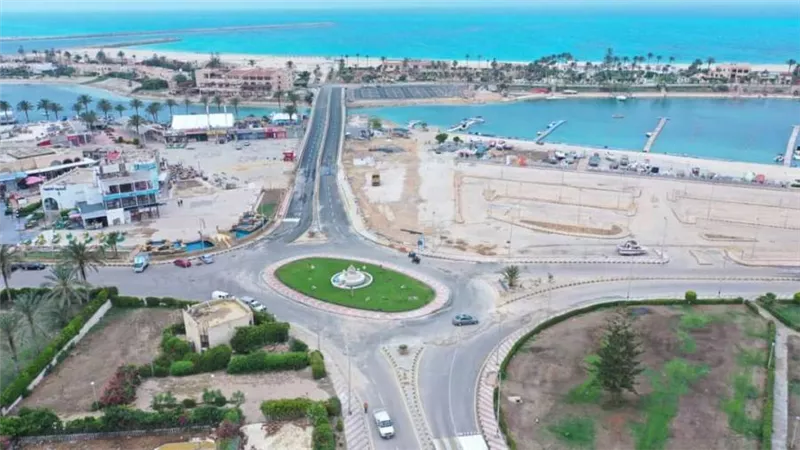 معاون وزير الإسكان يتفقد مشروعات التطوير الجاري تنفيذها بمركز مارينا العلمين السياحي