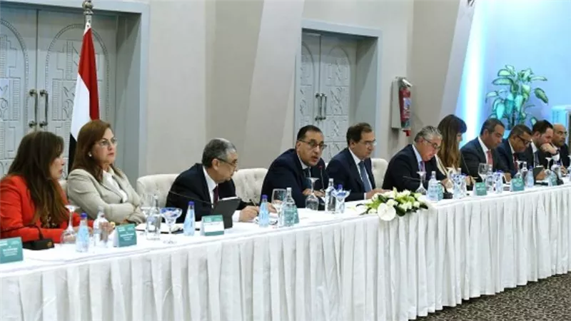 وزراء الكهرباء والبترول والتخطيط يستعرضون إمكانات وخطط إنتاج الطاقة المتجددة والهيدروجين الأخضر بمصر 