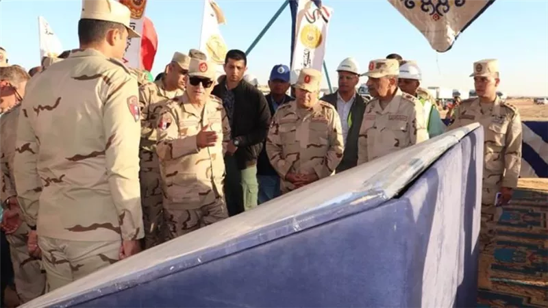 رئيس الأركان يتفقد مشروع استصلاح وزراعة الأراضي الصحراوية في توشكى