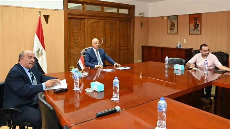 وزير الري يتابع الخطوات التنفيذية للتحول للري الحديث في مزارع قصب السكر بالصعيد