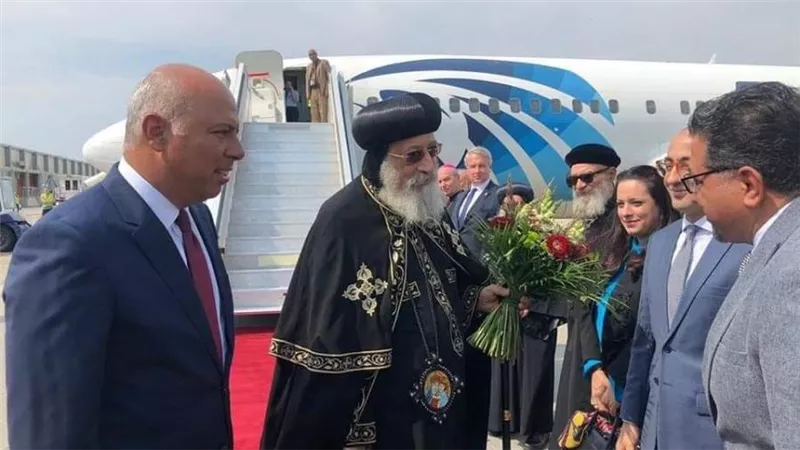 سفير مصر بالمجر يستقبل البابا تواضروس لدى وصوله 