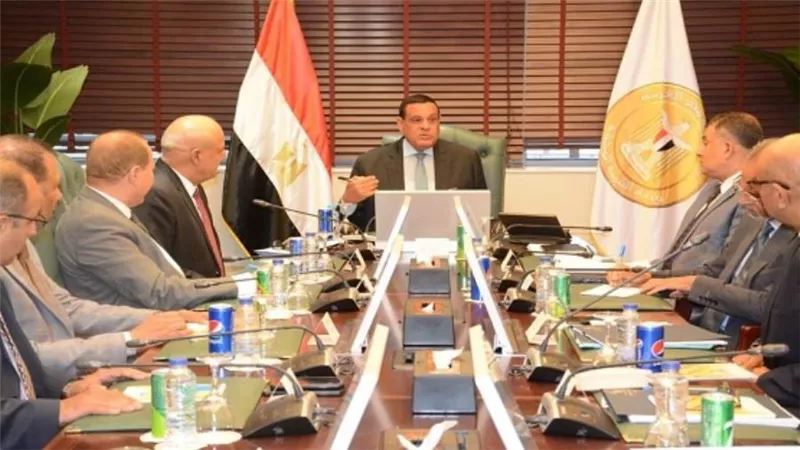 وزير التنمية المحلية يتابع مع عدد من قيادات الوزارة البرامج والمشروعات التنموية والخدمية على أرض المحافظات (صور)