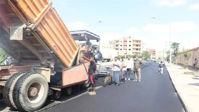 استمرار أعمال تطوير ورفع كفاءة الطرق بمدينة السادات (صور)
