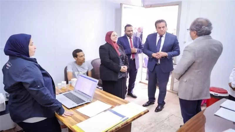 وزير الصحة يتفقد مستشفى مصر الجديدة للصحة النفسية لمتابعة آليات العمل ببرنامج خفض الضرر (صور)