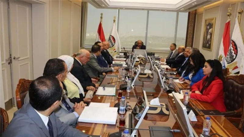  وزير قطاع الأعمال العام يناقش المخطط العام للتدريب (صور)