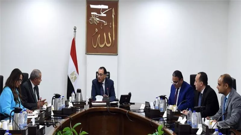 رئيس الوزراء يتابع مع وزير التموين جهود توفير السلع الأساسية للمواطنين