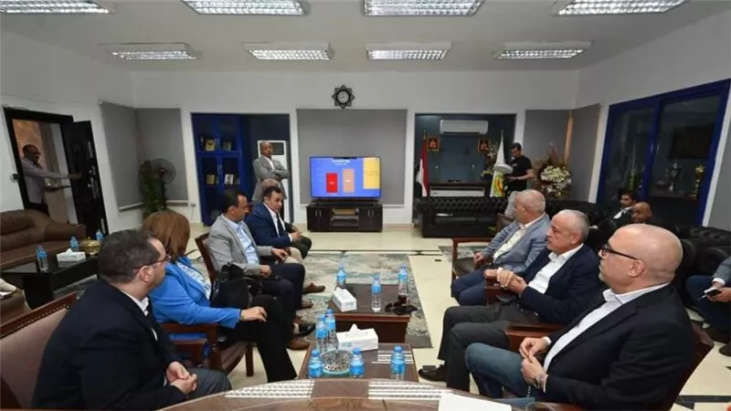وزير الإسكان يعقد اجتماعا بمقر جهاز 