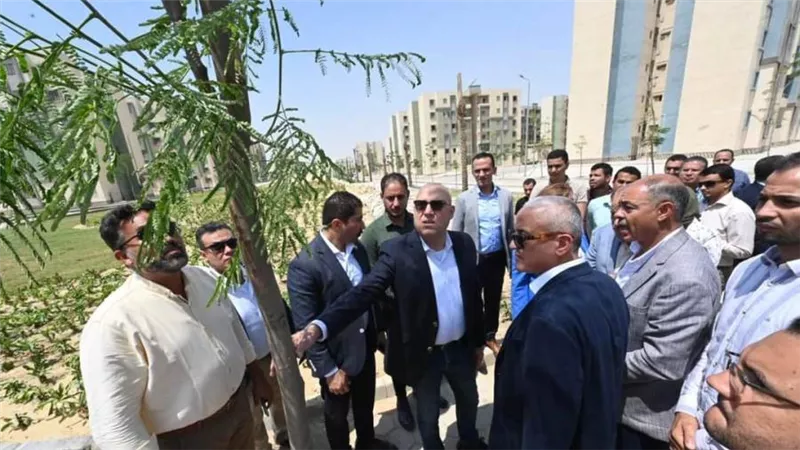 وزير الإسكان يتجول بمواقع وحدات 