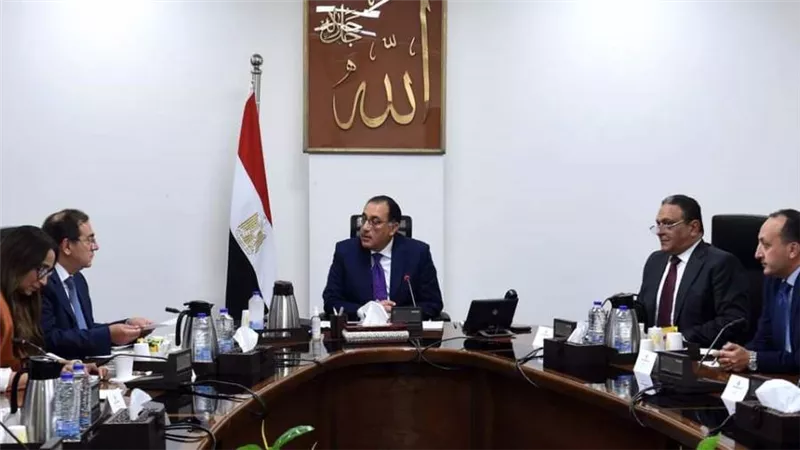 رئيس الوزراء يتابع خطط توفير الاحتياجات من المواد البترولية