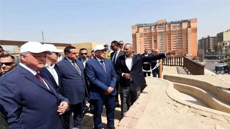 رئيس الوزراء يفتتح ويتفقد عددا من المواقع الأثرية والتراثية بعد ترميمها وصيانتها (صور)
