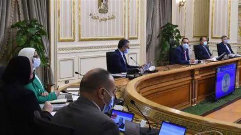 10 آلاف جنيه للمخالفين.. مدبولي يستعرض جهود التخلص من نواتج تطهير المجاري