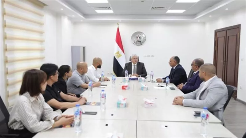وزير التعليم العالي يتابع الخطوات التنفيذية لتصنيع أول سيارة كهربائية مصرية مع شركة متجر والشريك الصيني (صور)