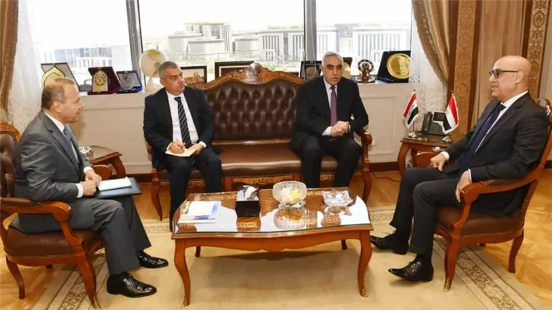 وزير الإسكان يبحث مع السفير العراقي بالقاهرة سبل تعزيز التعاون بين البلدين
