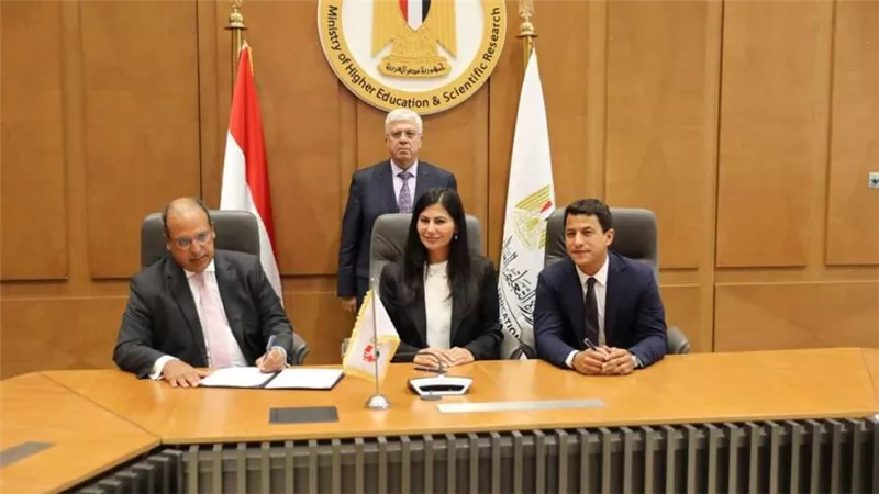 وزير التعليم العالي يشهد توقيع اتفاقية تعاون بين الجامعة البريطانية وصندوق 