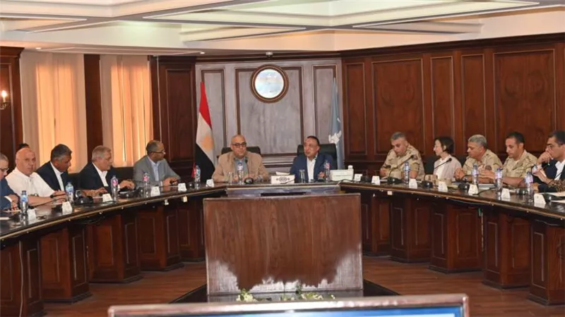 وزير الإسكان ومحافظ الإسكندرية يستعرضان موقف مشروعات مياه الشرب والصرف الصحى الجارى تنفيذها بالمحافظة