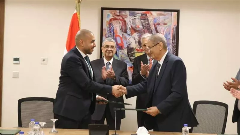 وزير الكهرباء وسفير فرنسا بالقاهرة يشهدان مراسم توقيع مذكرتي تفاهم بين القطاع وEDF 