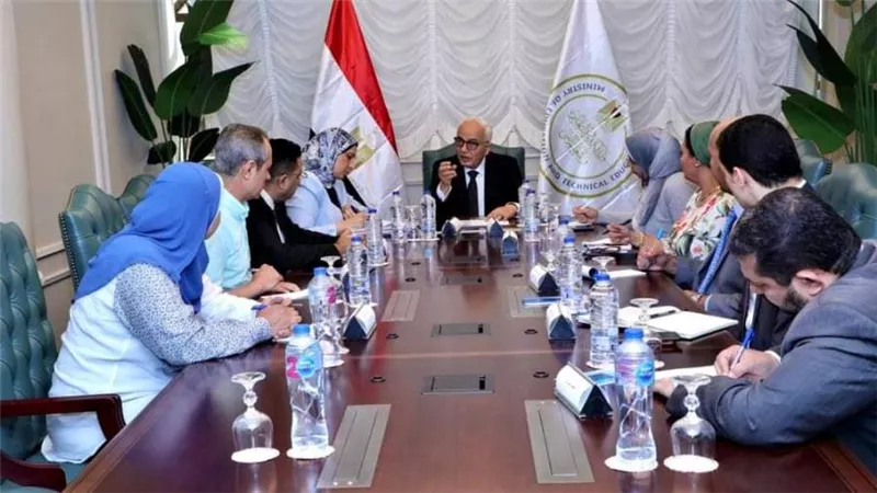 وزير التعليم يعقد اجتماعا مع قيادات الأكاديمية المهنية للمعلمين للارتقاء بالتنمية المهنية للمعلمين