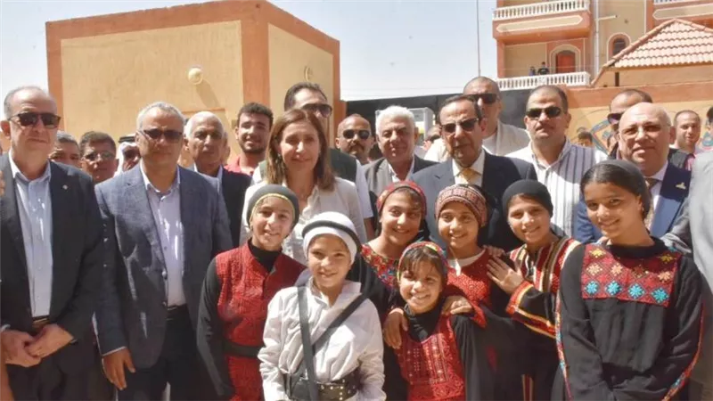 وزيرة الثقافة ومحافظ شمال سيناء يفتتحان معرضًا للحرف التراثية ويتابعان تنفيذ الأنشطة الثقافية بالشيخ زويد