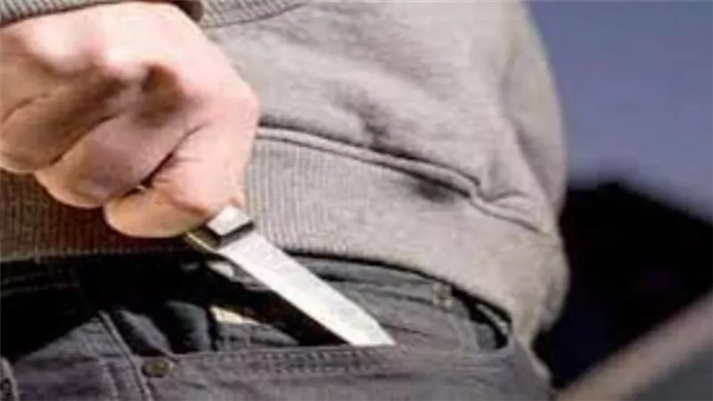 شاب يعتدي على زميله بأداة حادة بـ الغربية والأمن يطارده